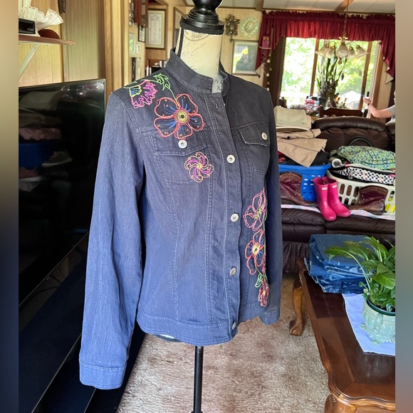 🌸Women’s Jean Jacket with bright neon embroidered flowers 🌸 - Picture 4 of 16